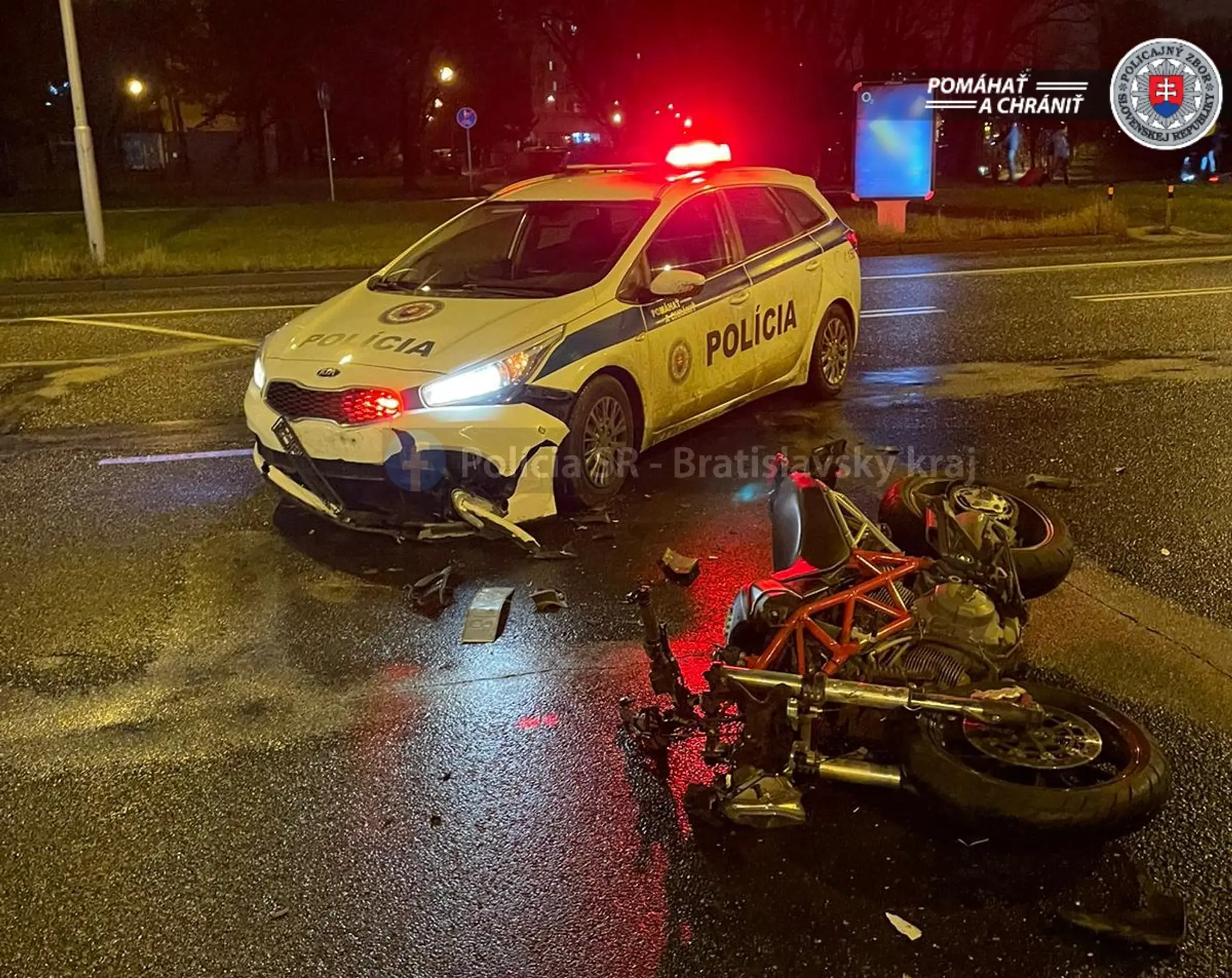 Motorkár sa zrazil s políciou, z miesta nehody ihneď ušiel