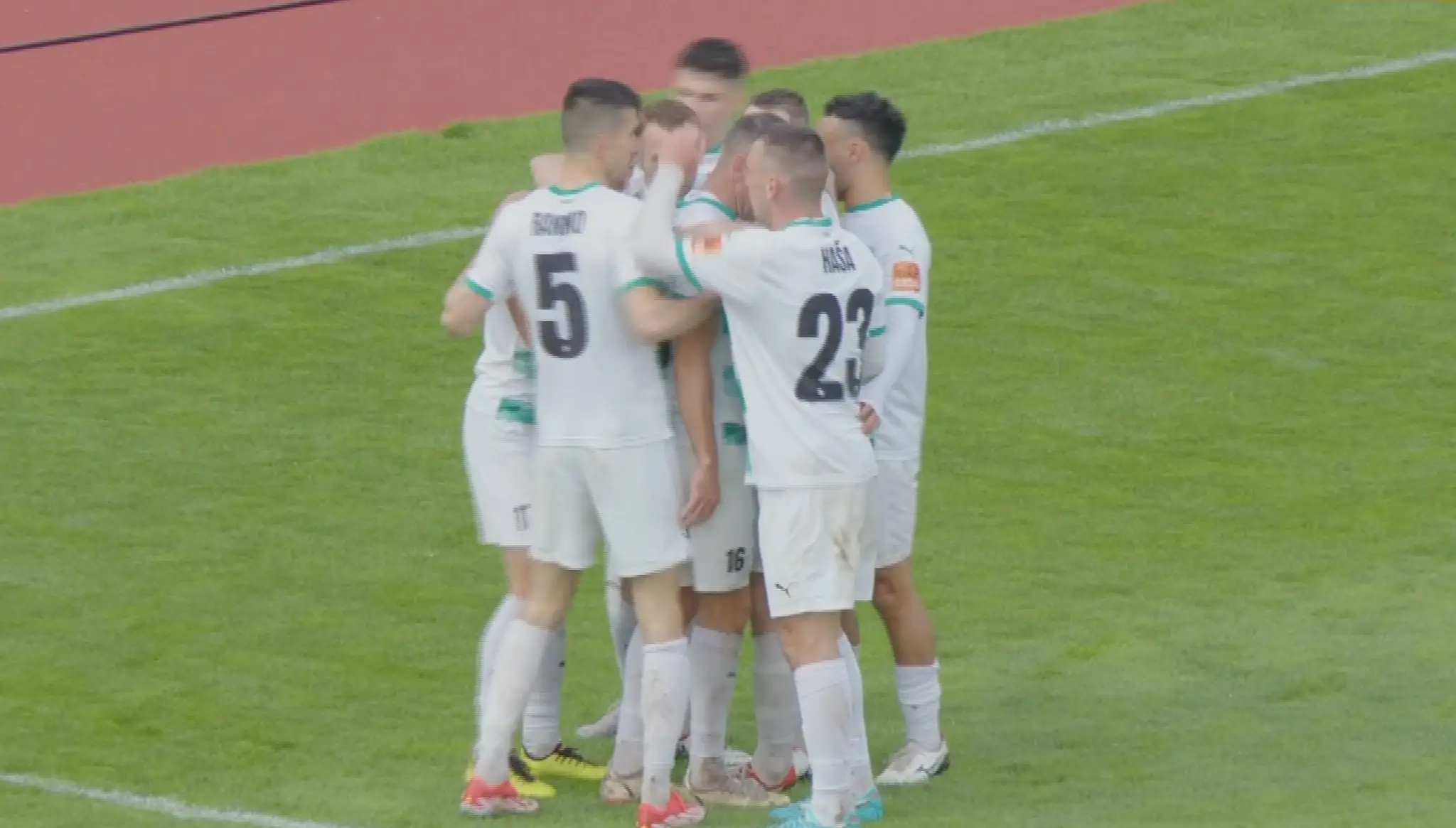 Hráči Skalice oslavujú gól proti Banskej Bystrici.