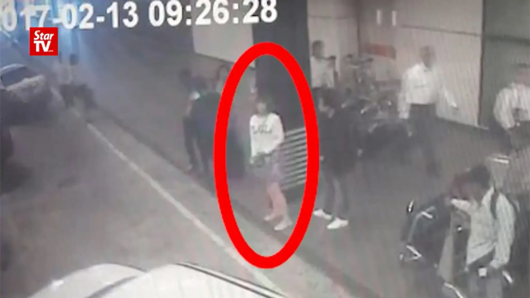 Malajzijská polícia analyzuje záznam z bezpečnostných kamier na medzinárodnom letisku v Kuala Lumpure.
