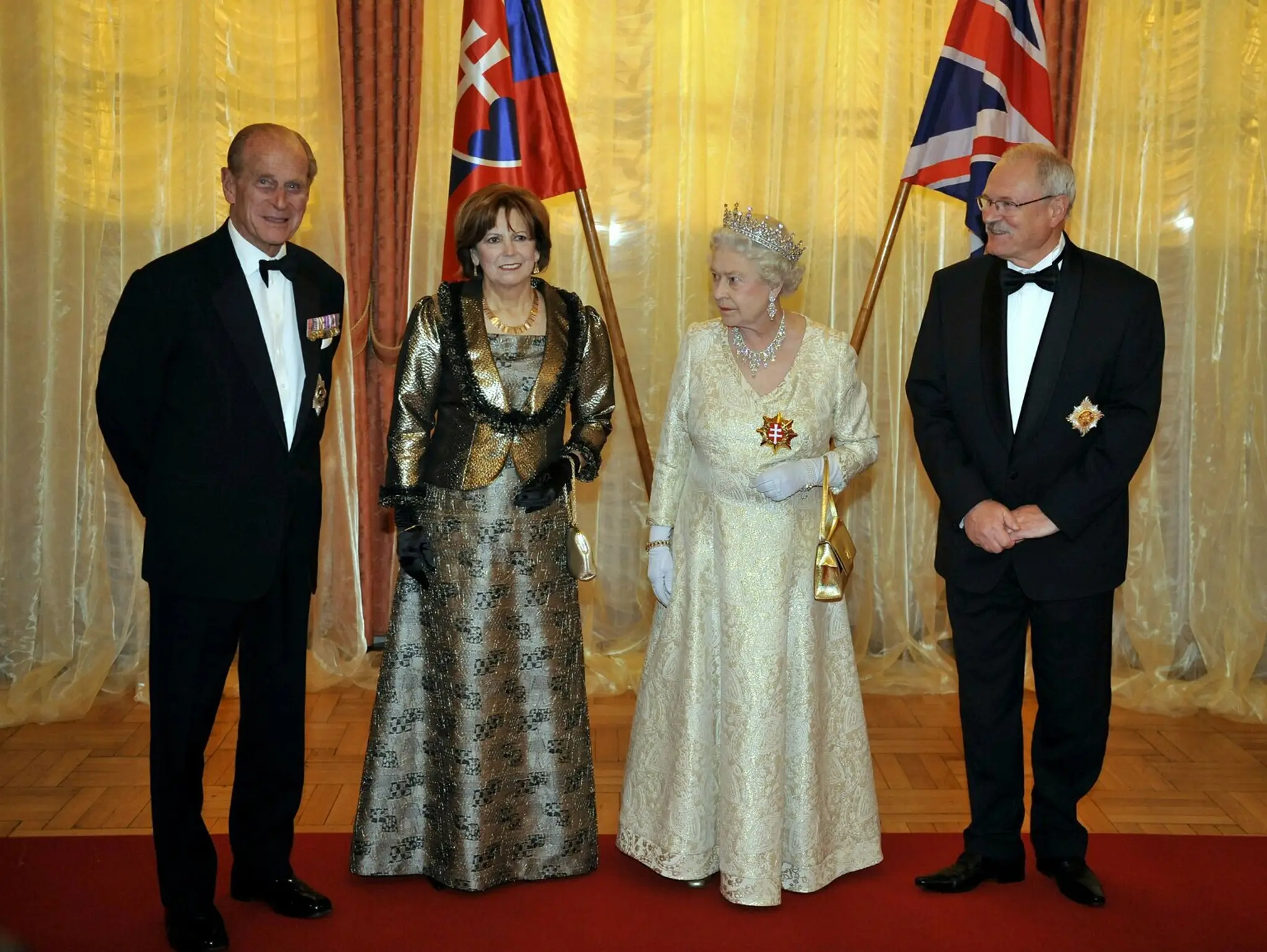 Na snímke zľava princ Philip, vojvoda z Edinburghu, Silvia Gašparovičová, britská kráľovná Alžbeta II. a prezident SR Ivan Gašpa