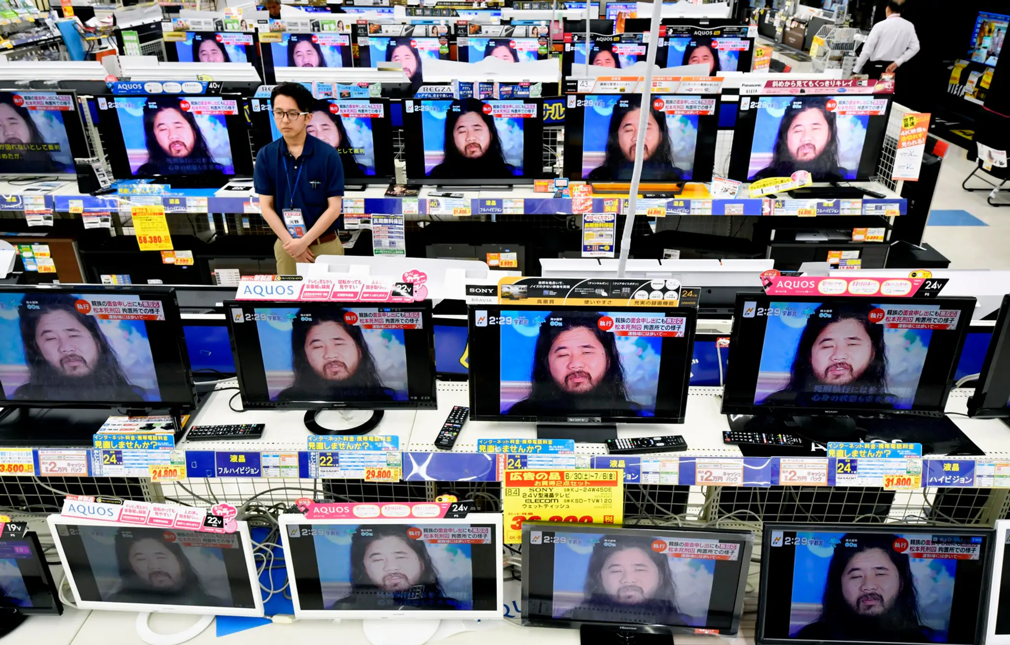 Na obrazovkách je bývalý duchovný guru japonskej sekty Óm Šinrikjó Šoka Asahara.
