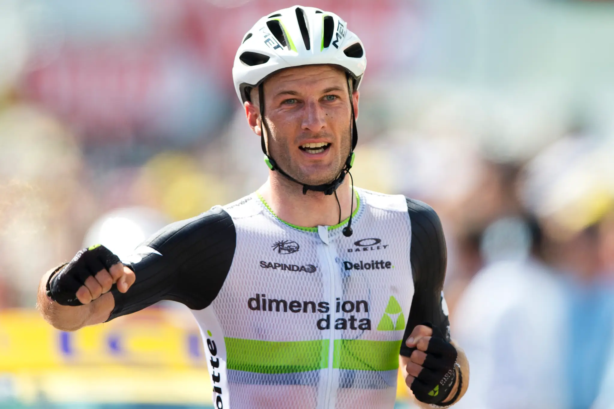  Víťazné gesto britského cyklistu Stephena Cummingsa. 