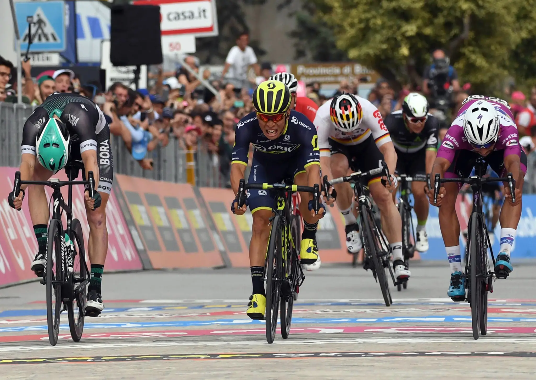 Caleb Ewan (v strede) prešuprtoval Sama Bennetta (vľavo) a Fernanda Gaviriu (vpravo).