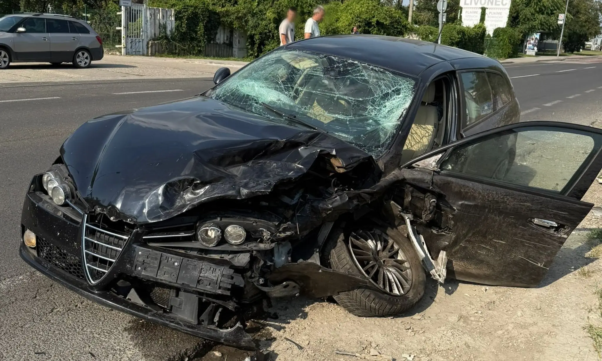 Vodič v Bratislave spôsobil nehodu, odišiel a spôsobil ďalšiu