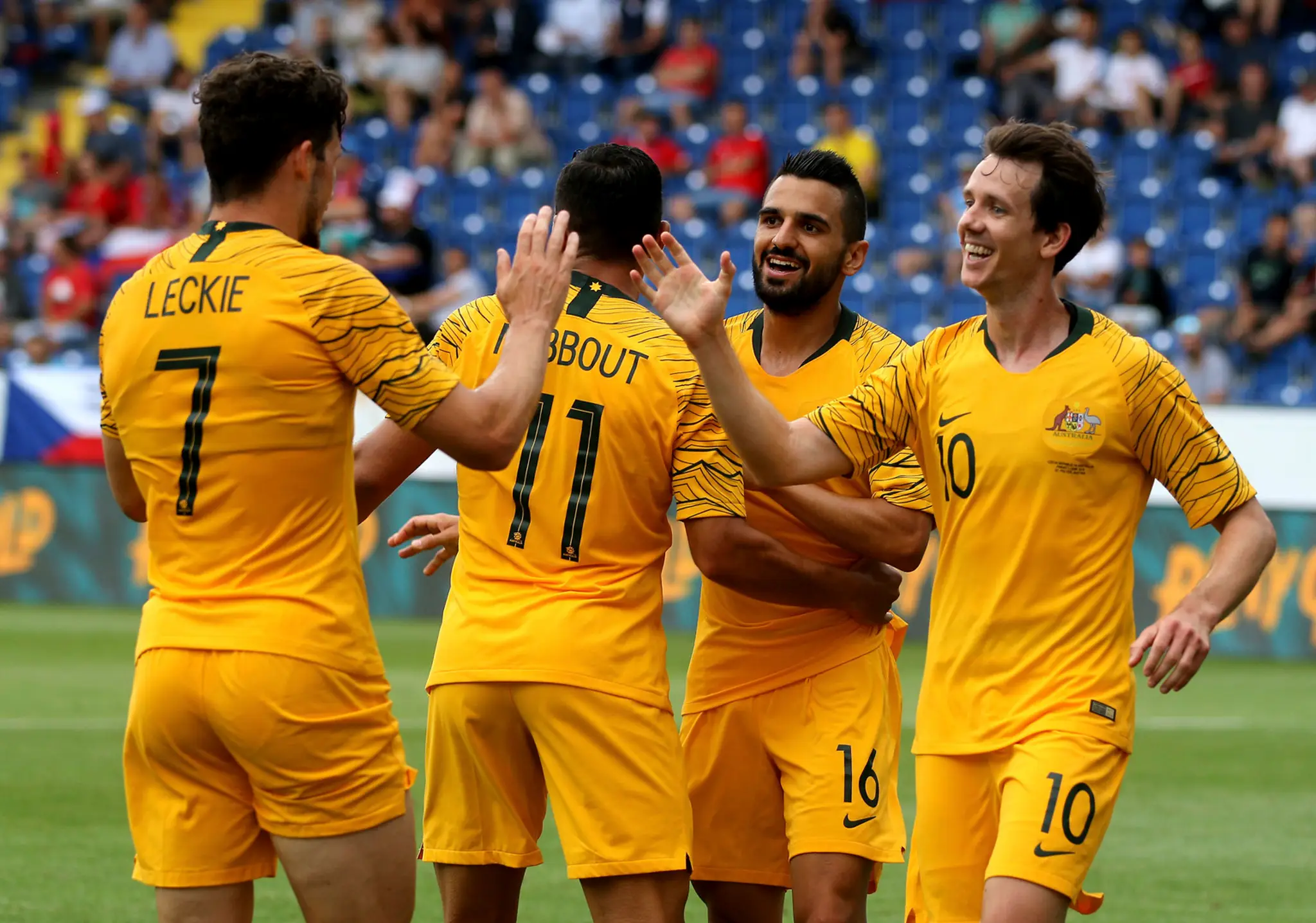 Radosť austrálskych futbalistov po góle v príprave proti Česku.