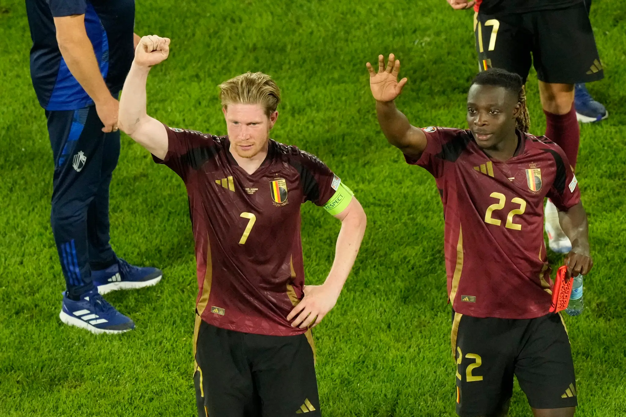 Sprava Jérémy Doku a Kevin de Bruyne z Belgicka oslavujú triumf nad Rumunskom na ME 2024.