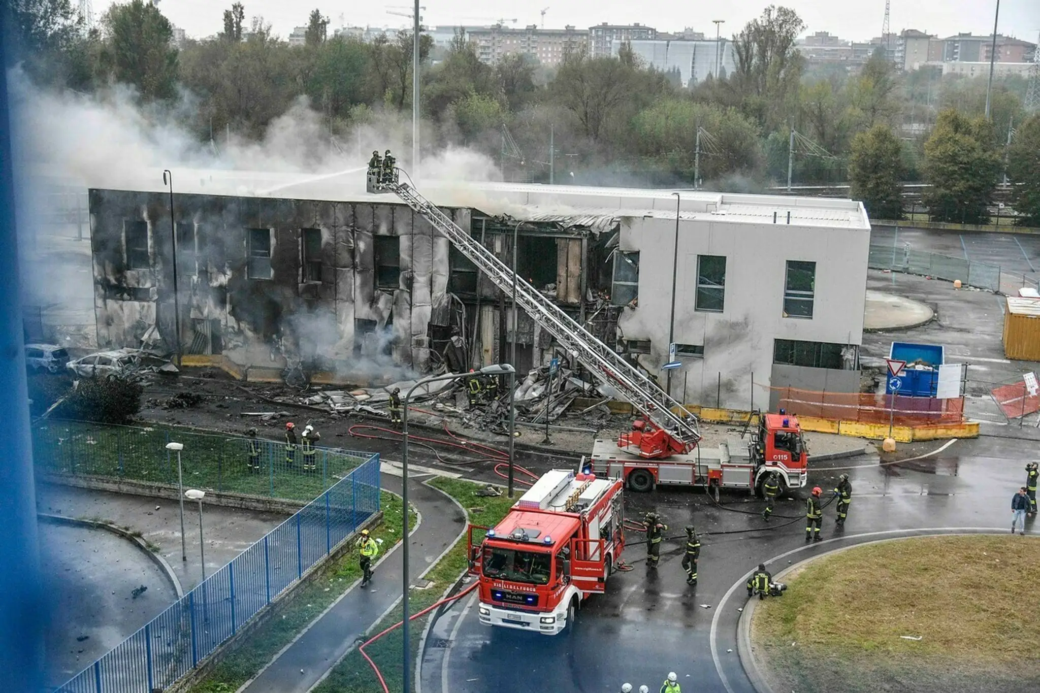 Budova po páde lietadla.
