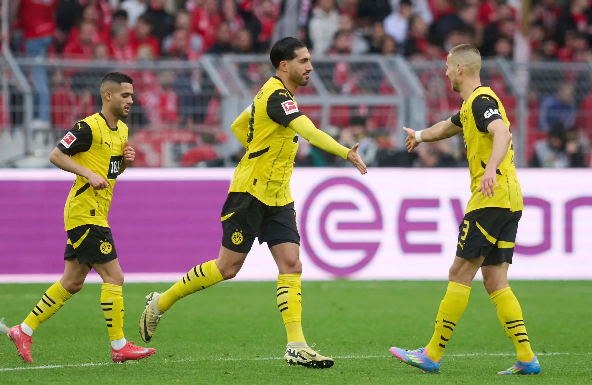 Futbalista Dortmundu Emre Can (uprostred) sa teší z gólu.