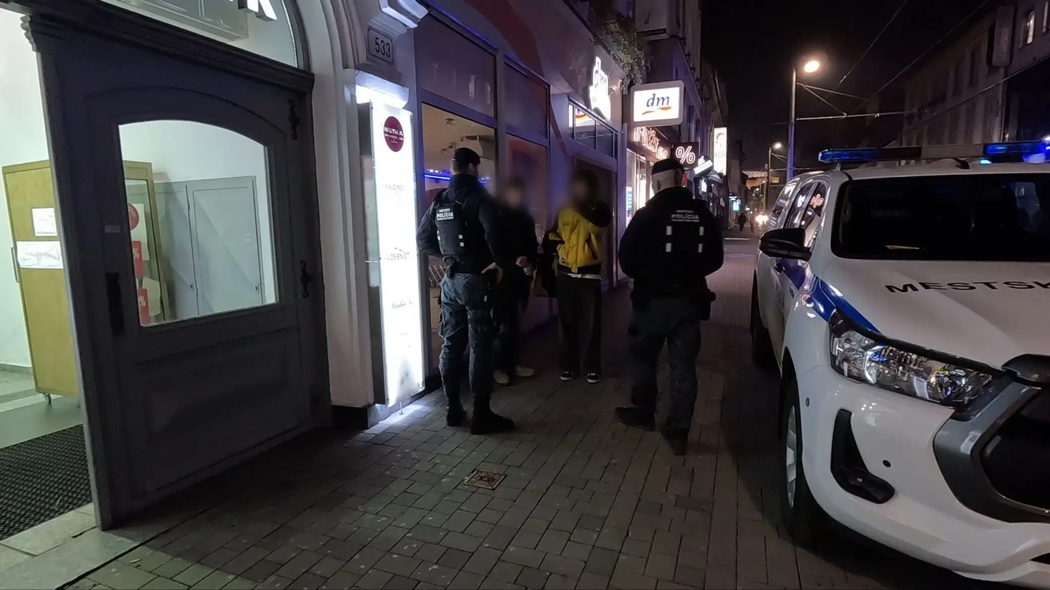Strávili sme silvestrovskú noc s mestskými policajtmi.
