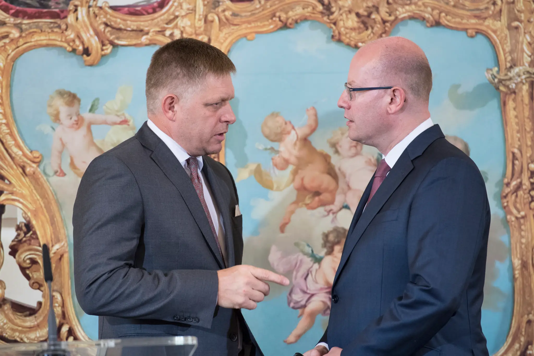 remiér Českej republiky Bohuslav Sobotka (vpravo) a predseda vlády SR Robert Fico. 