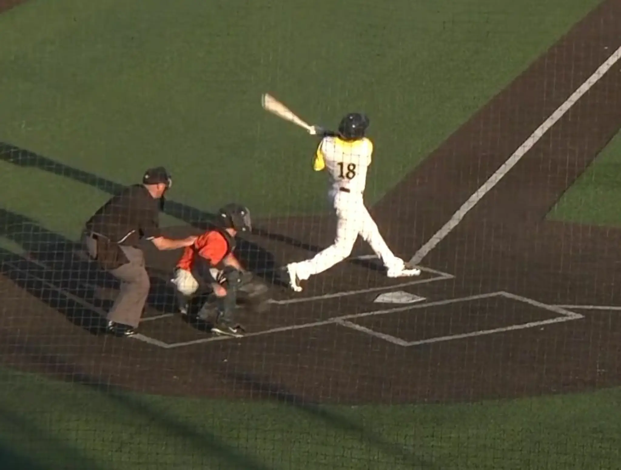 Brandon Thomas odpálil homerun do vlastného auta.