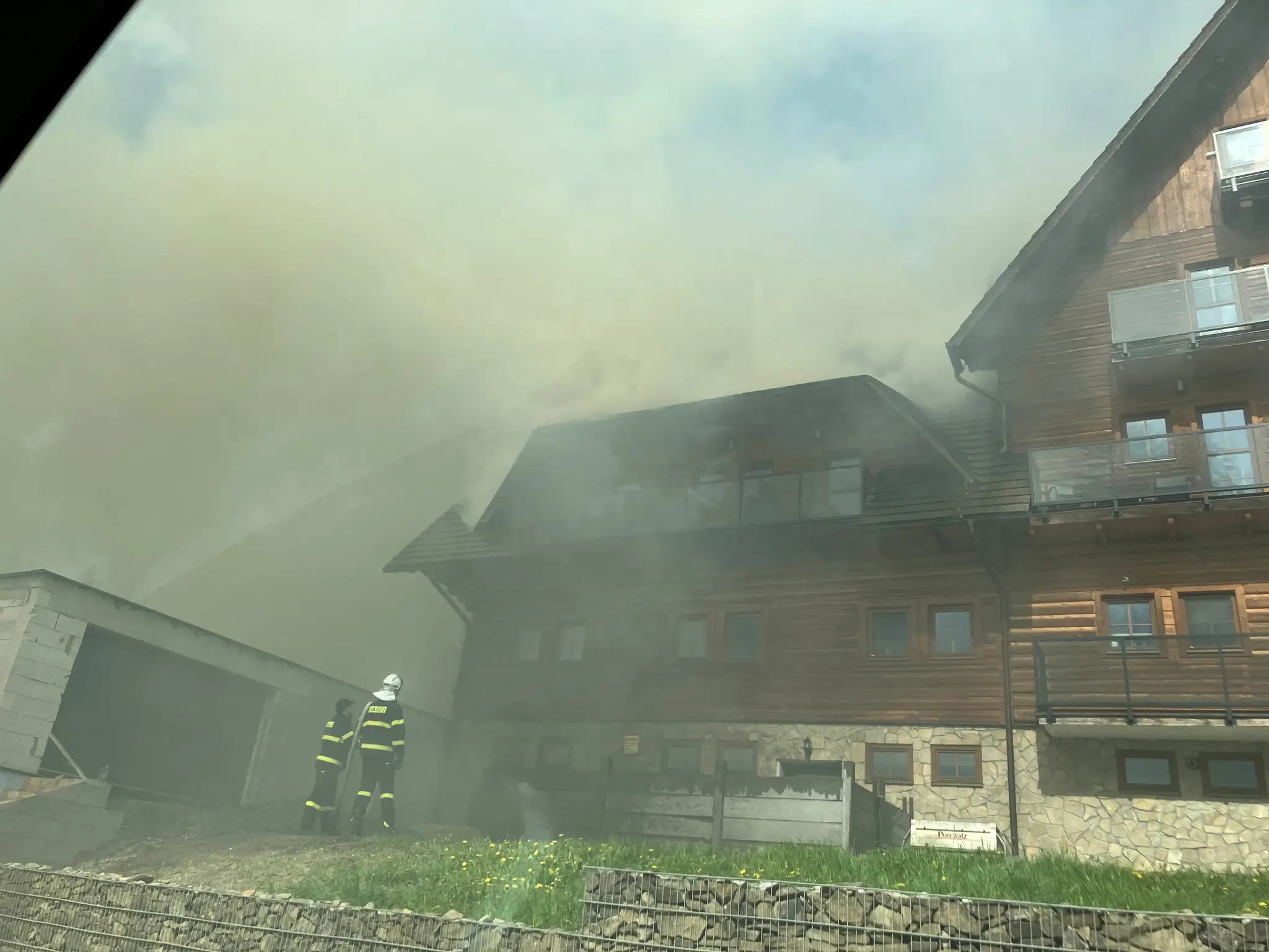 Hotel v plameňoch.