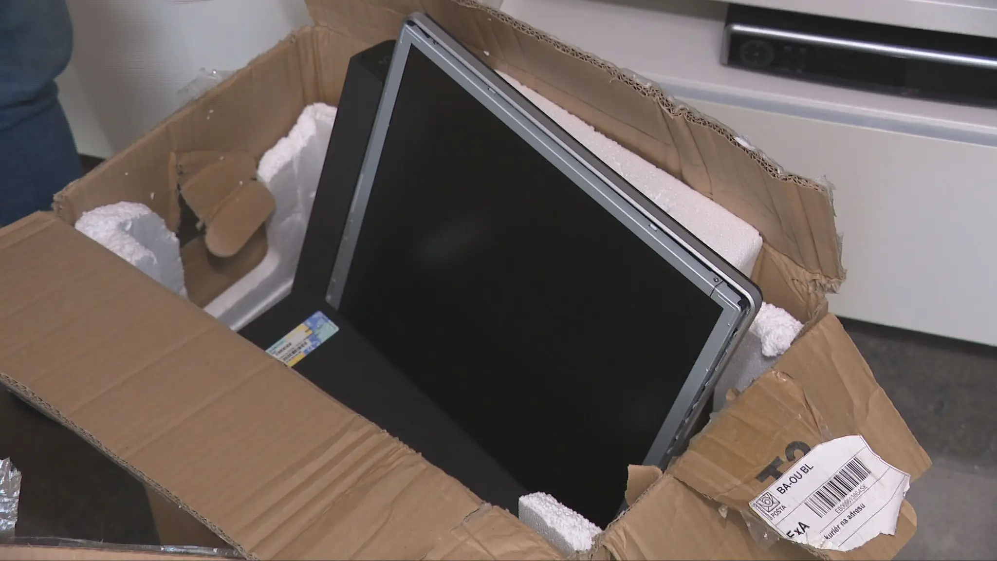 Novinárovi prišiel rozbitý monitor
