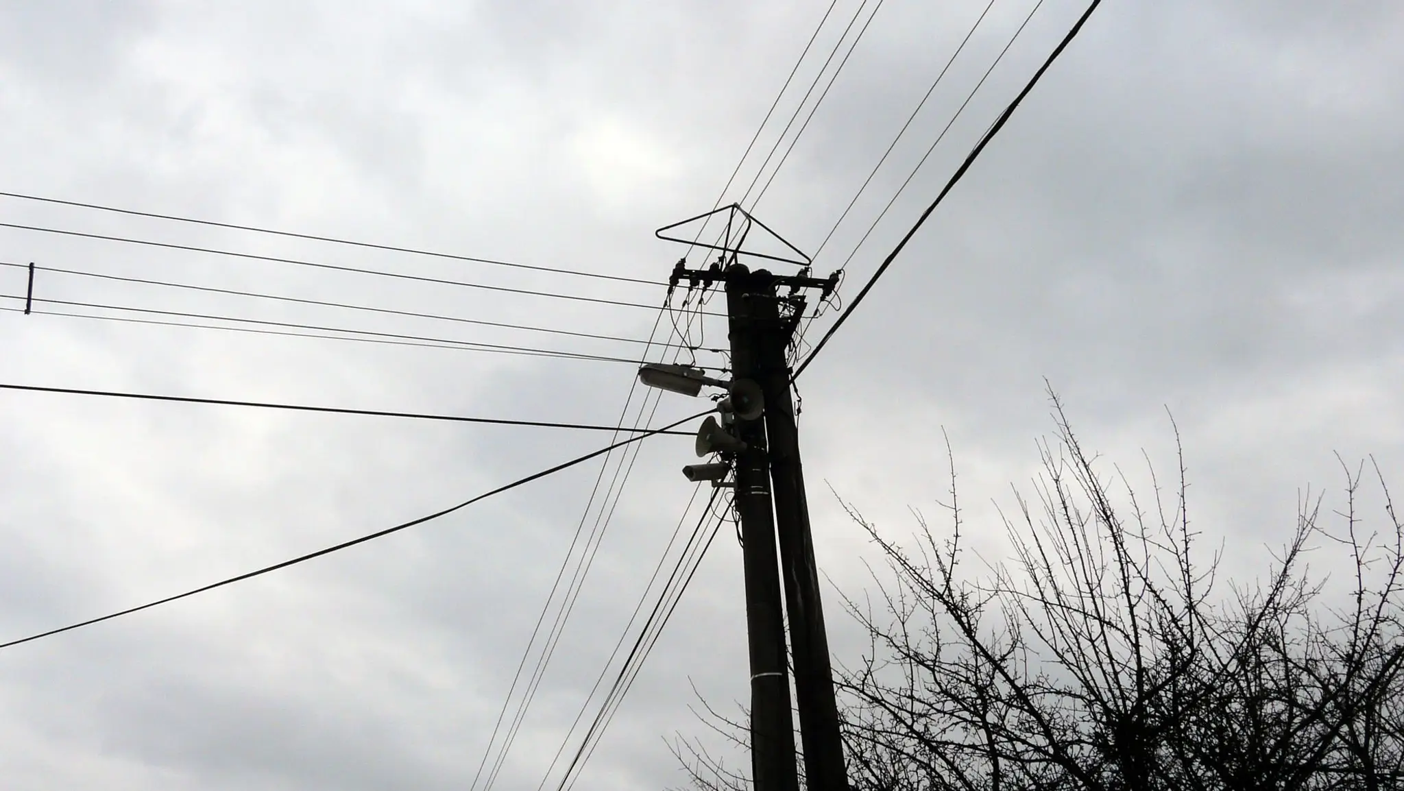 Na snímke elektrický stĺp.