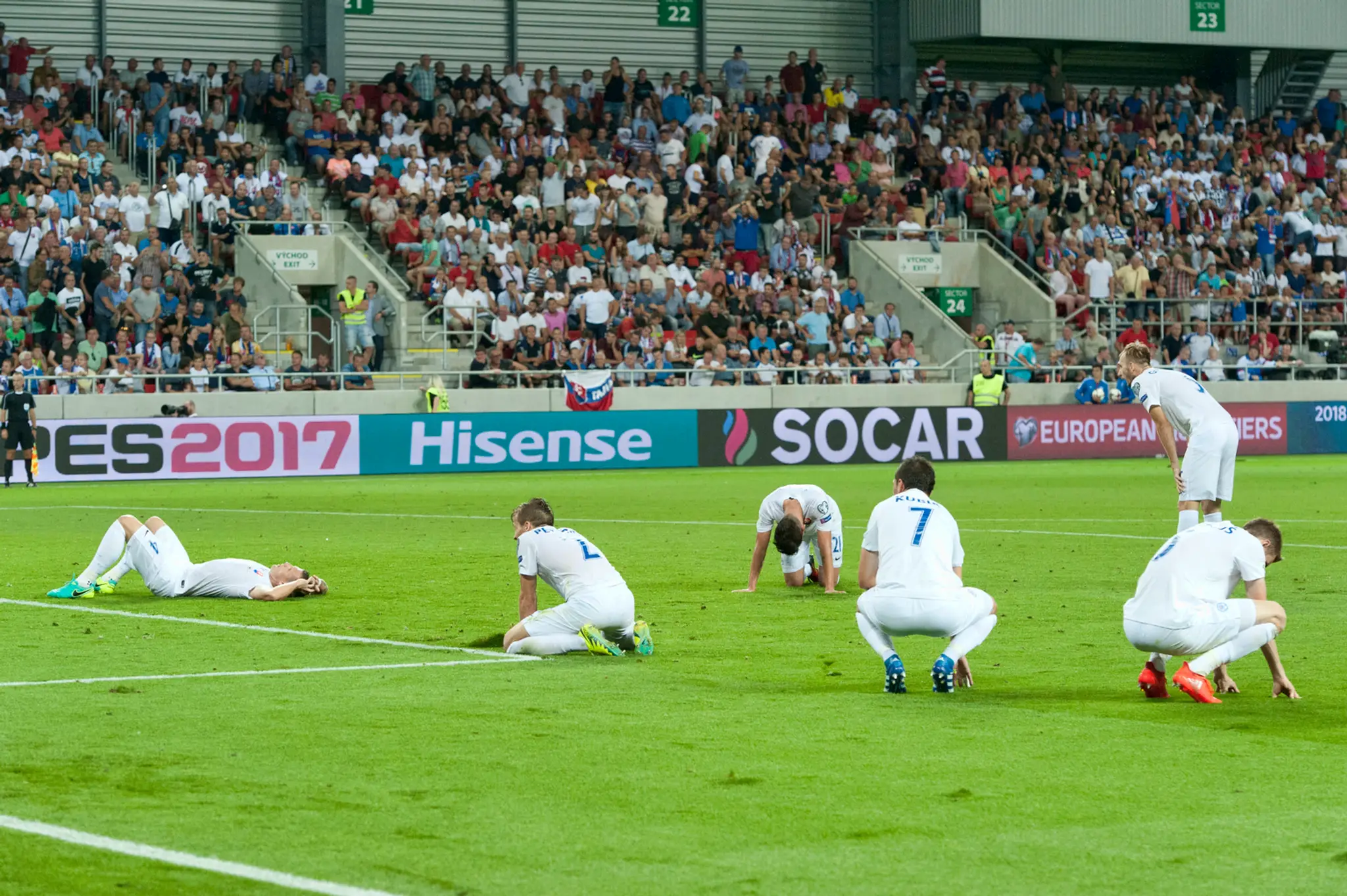 Zdrvení slovenskí reprezentanti po góle Adama Lallanu v kvalifikácii proti Anglicku.