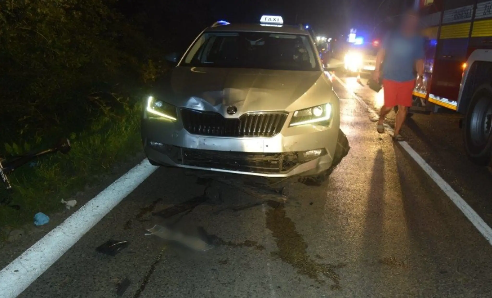 Auto po zrážke s cyklistom v Bratislave na Agátovej ulici.