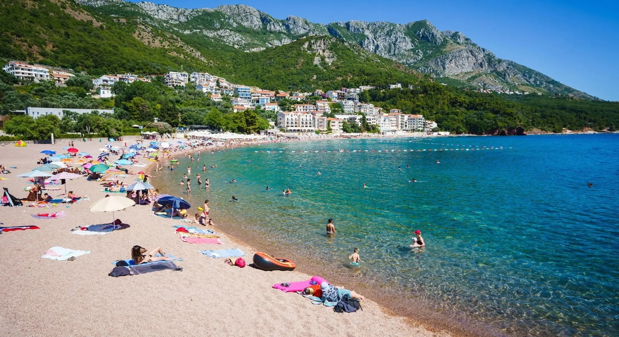 Pláž na ostrove Sveti Stefan.