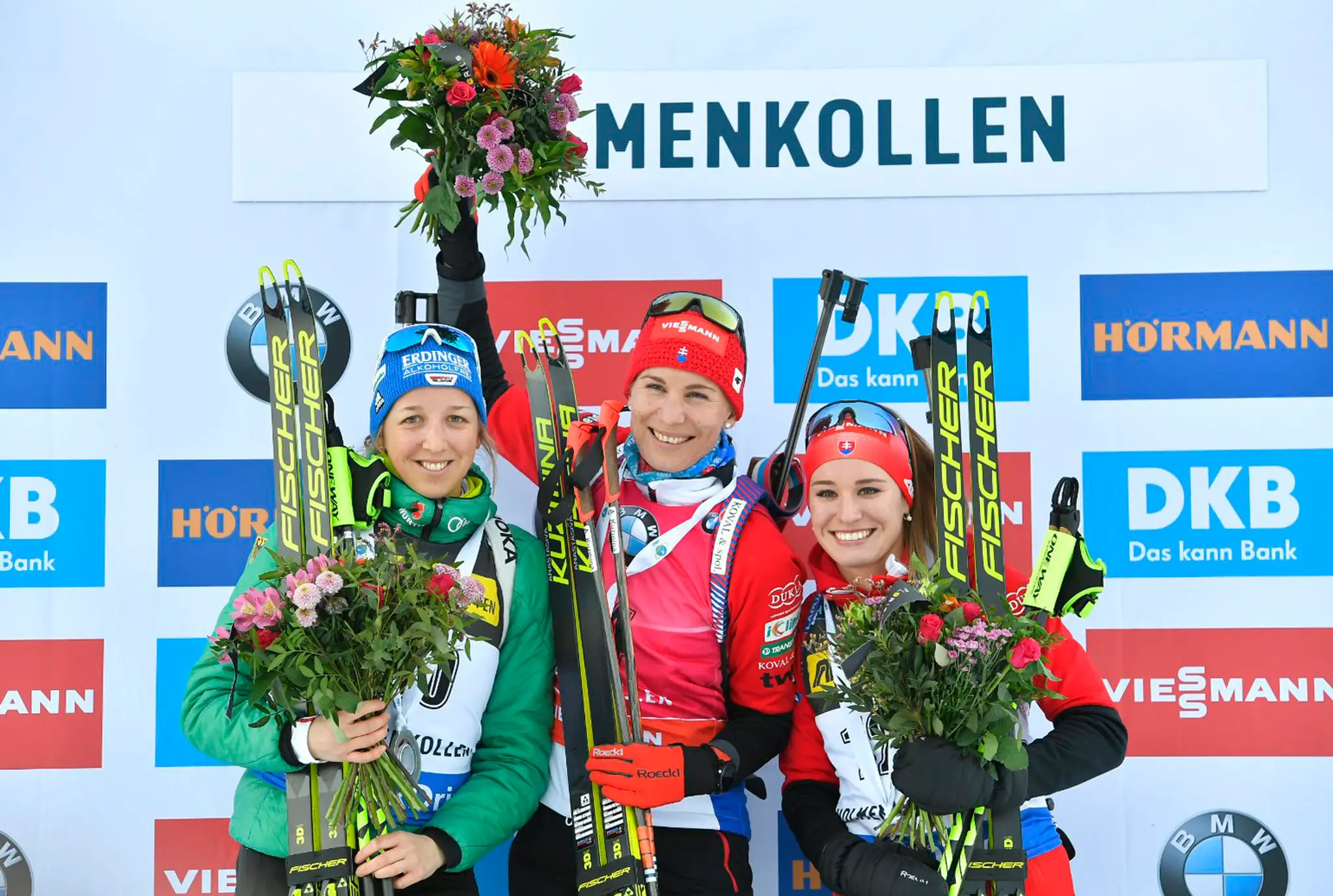 Biatlonistky, zľava druhá Franziska Preussová, víťazka Nasťa Kuzminová a tretia Paulína Fialková v šprinte v Osle na Holmenkolle