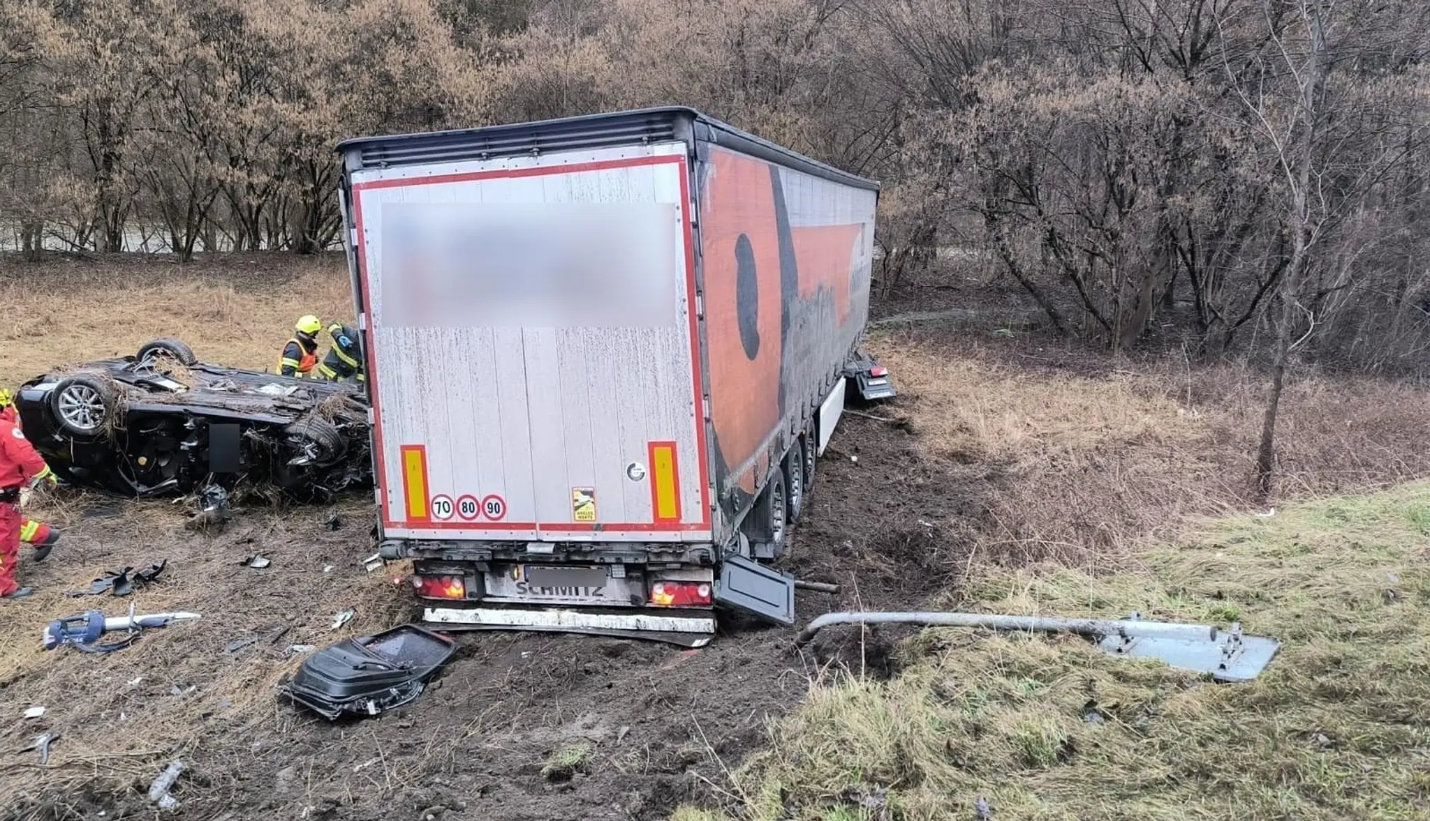 FOTO: Tragickú nehodu pod Strečnom zrejme spôsobil opitý vodič kamióna. Mladý šofér osobného auta nemal šancu prežiť