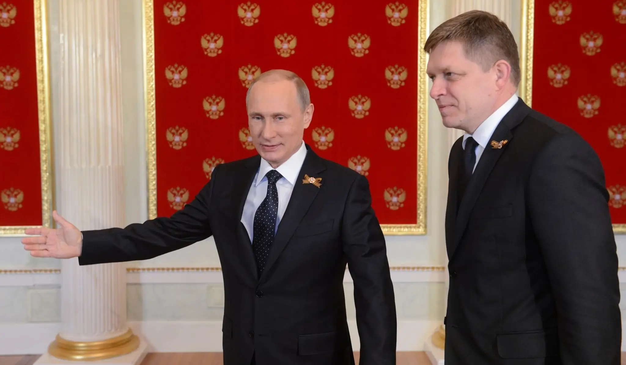 Na archívnej snímke z mája 2015 premiér SR Robert Fico a ruský prezident Vladimir Putin v Kremli.