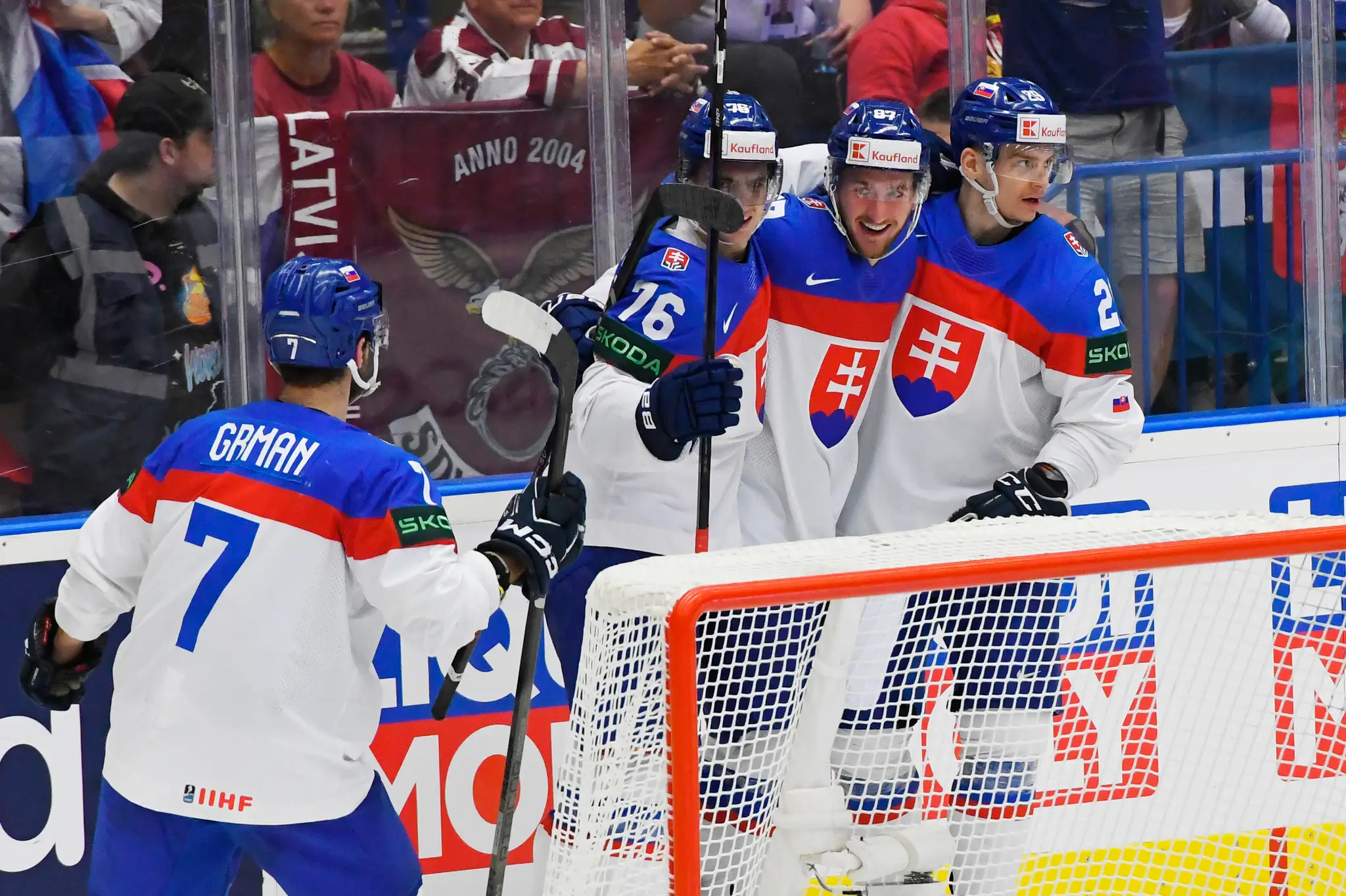 Radosť slovenských hokejistov po góle Martina Pospíšila proti Lotyšsku
