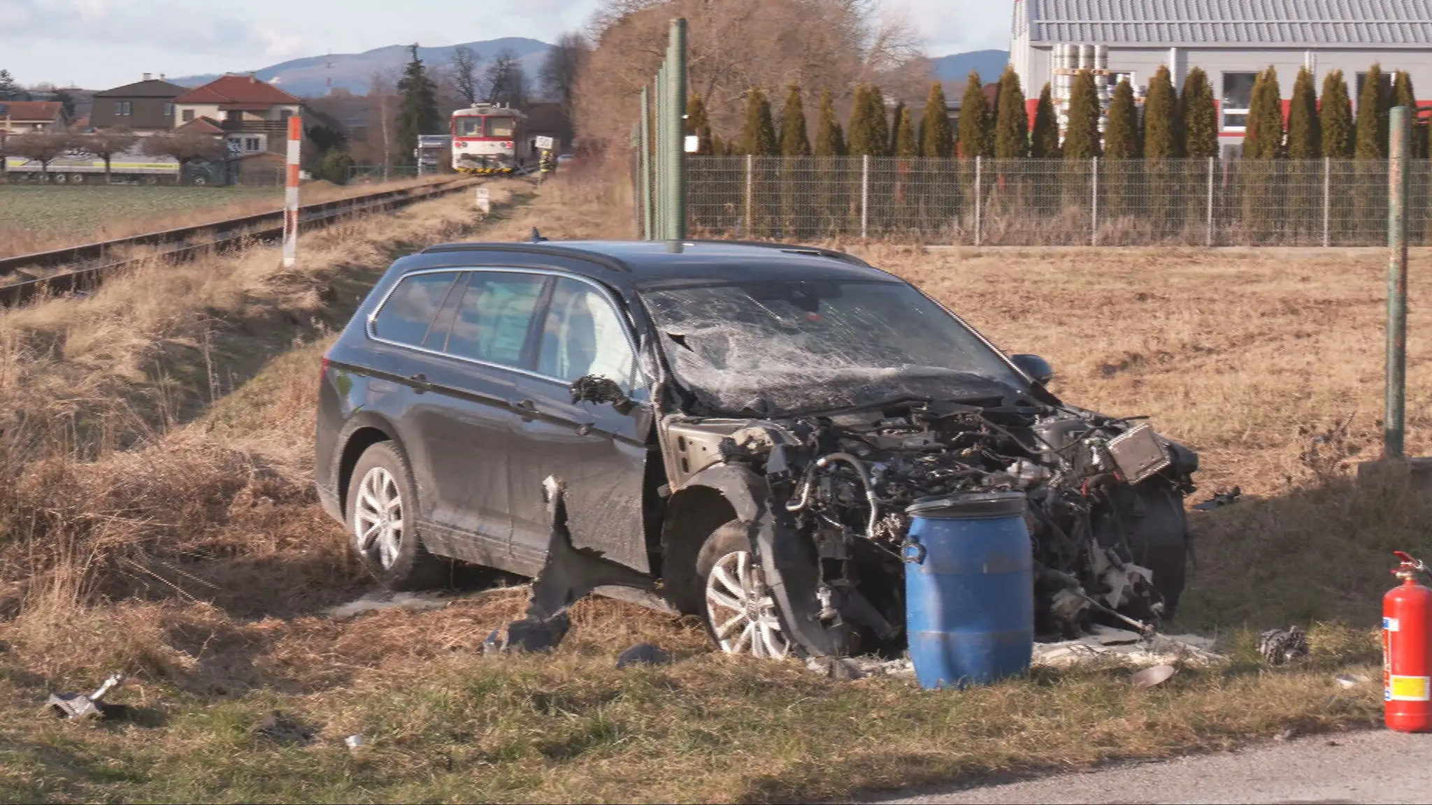 Vlak zdemoloval auto na priecestí v Bánovciach nad Bebravou