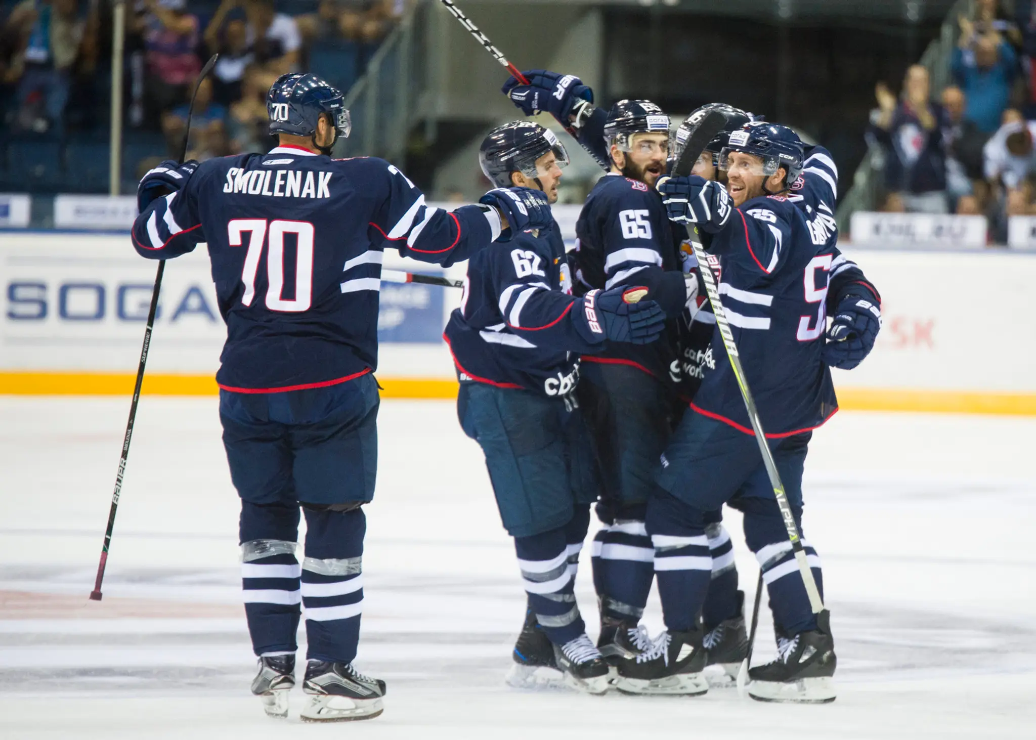 Radosť hráčov Slovana Bratislava po góle v dueli KHL proti Dinamu Minsk.