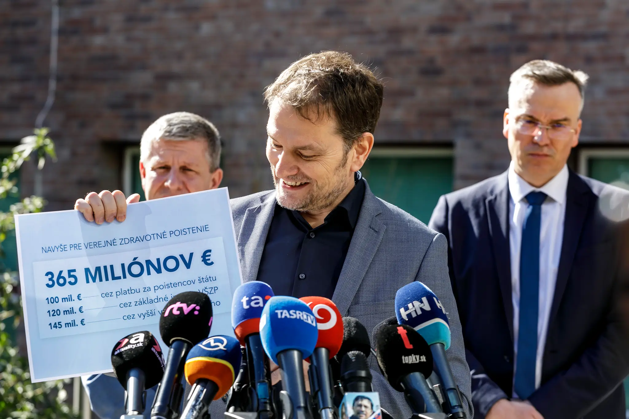 Na snímke zľava minister zdravotníctva SR Vladimír Lengvarský, podpredseda vlády a minister financií SR Igor Matovič a štátny tajomník Ministerstva financií SR Marcel Klimek.