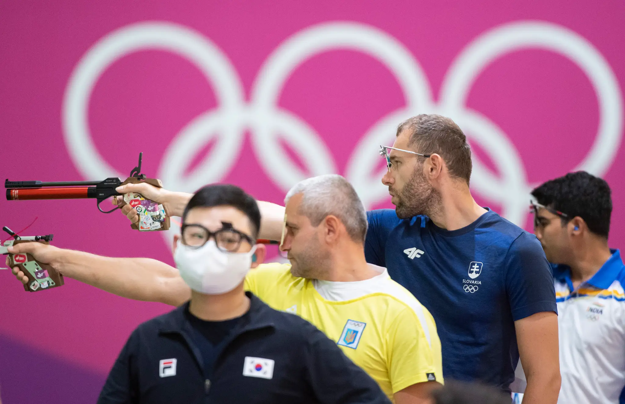 Juraj Tužinský v kvalifikácii vzduchovej pištole na 10 metrov počas XXXII. letných olympijských hier v Tokiu