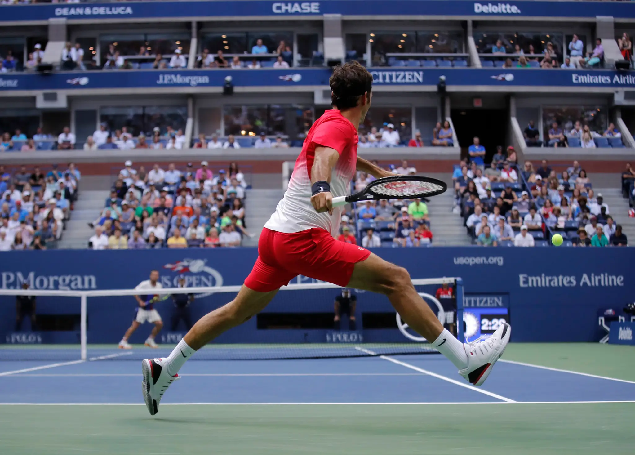 Roger Federer v druhom kole US Open proti Mikhailovi Južnijmu.