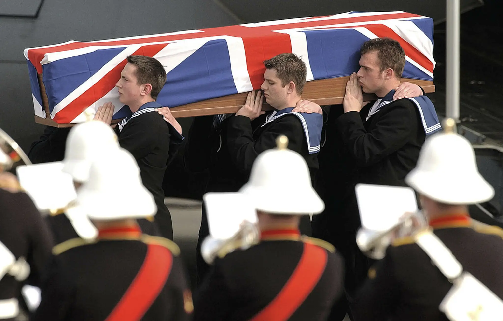 Rakva s pozostatkami britského námorníka.