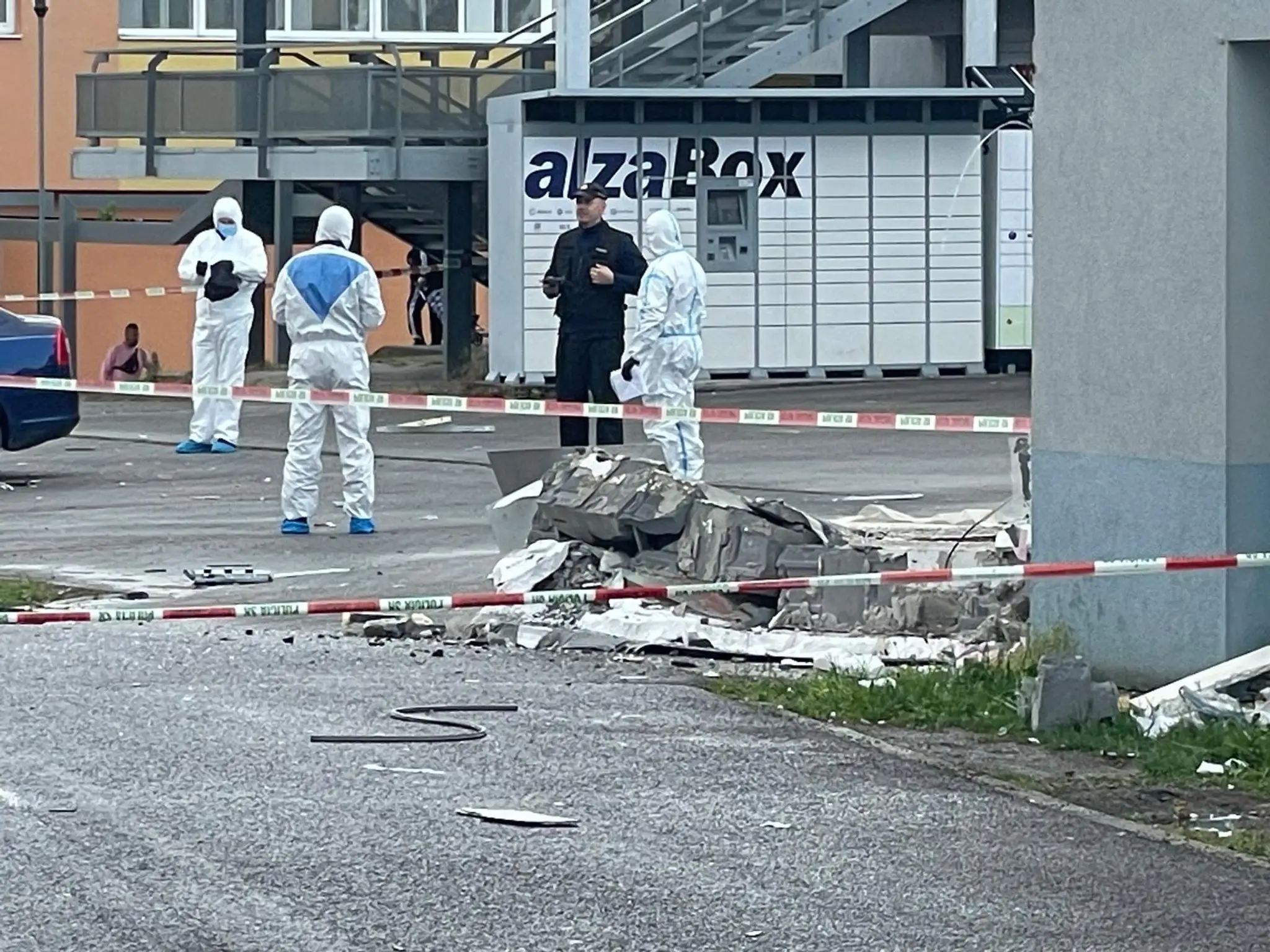 Na mieste sú viacerí policajti a kriminalisti.