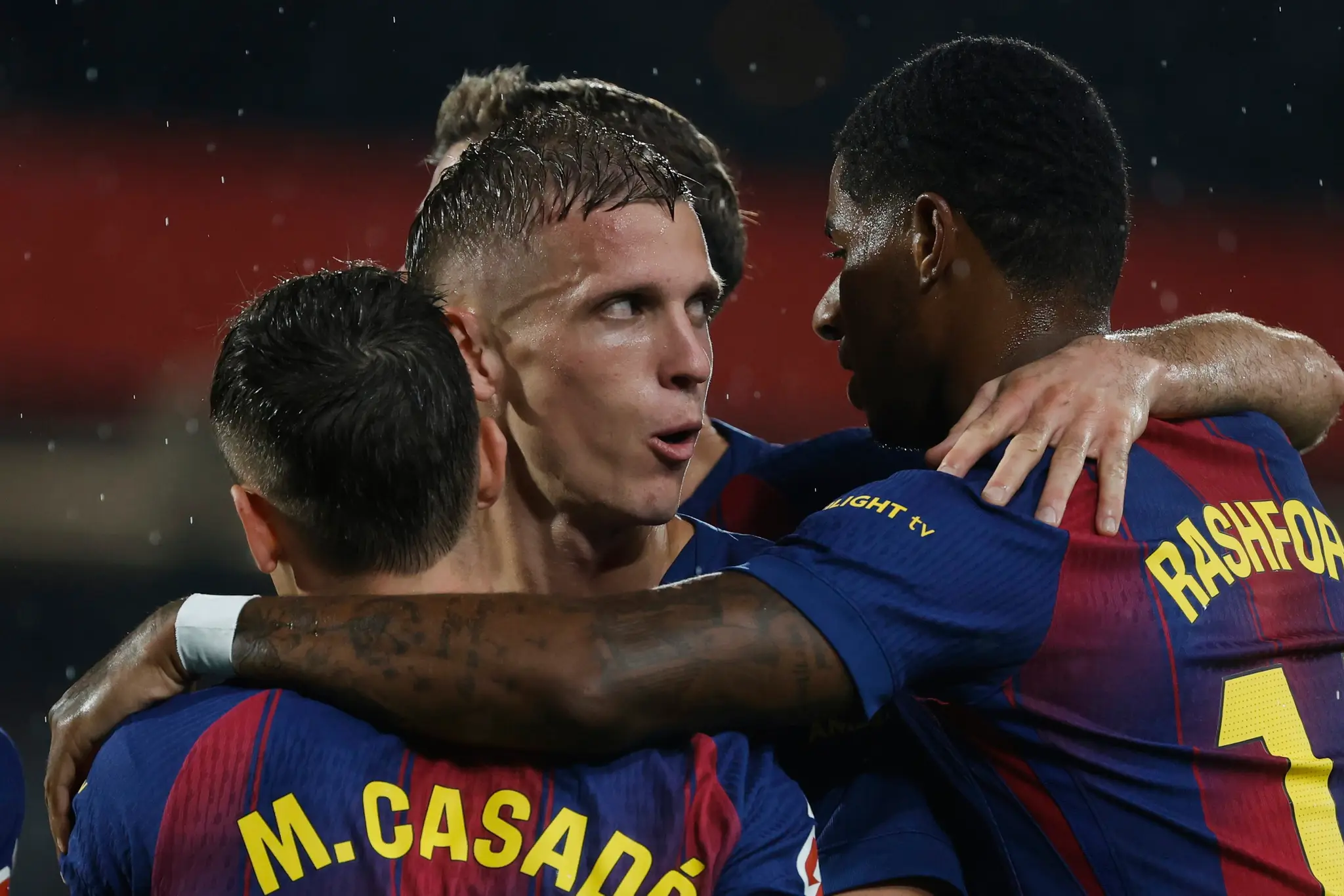 Futbalisti FC Barclona oslavujú gól.