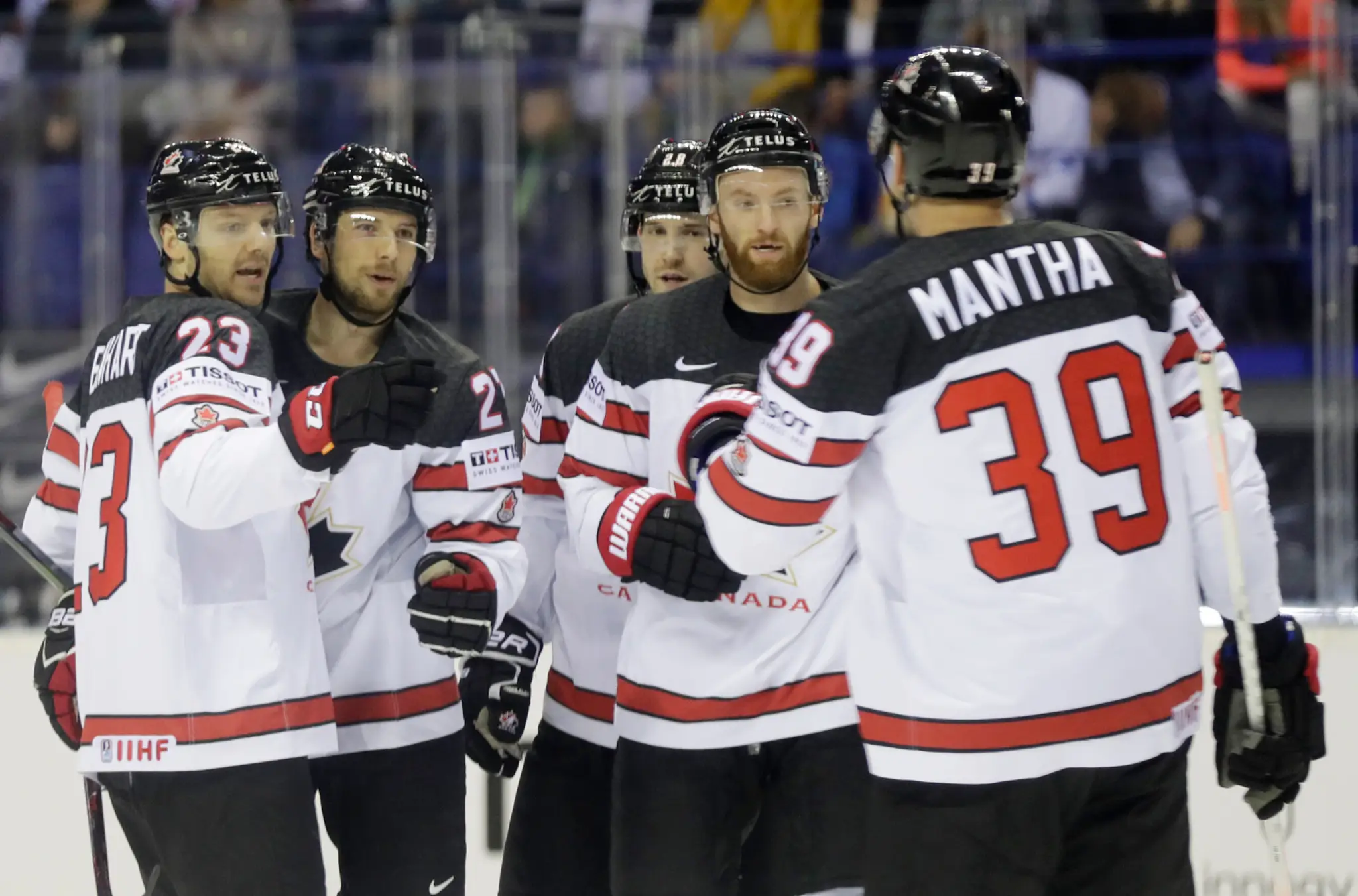 Zľava William Nylander, Patric Hörnqvist a Oliver Ekman-Larsson zo Švédska oslavujú gól proti Nórsku na MS 2019.