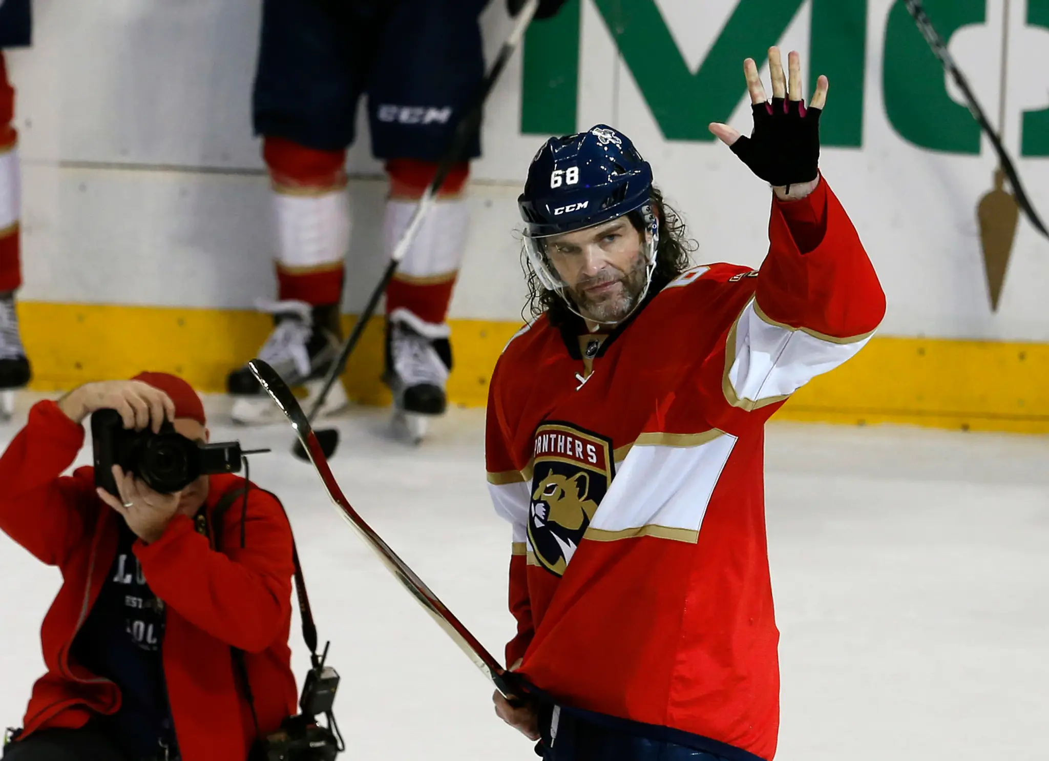 Legenda NHL Jaromír Jágr si užíva uznanie fanúšikov po prekonaní Marka Messiera v historickom bodovaní ligy.