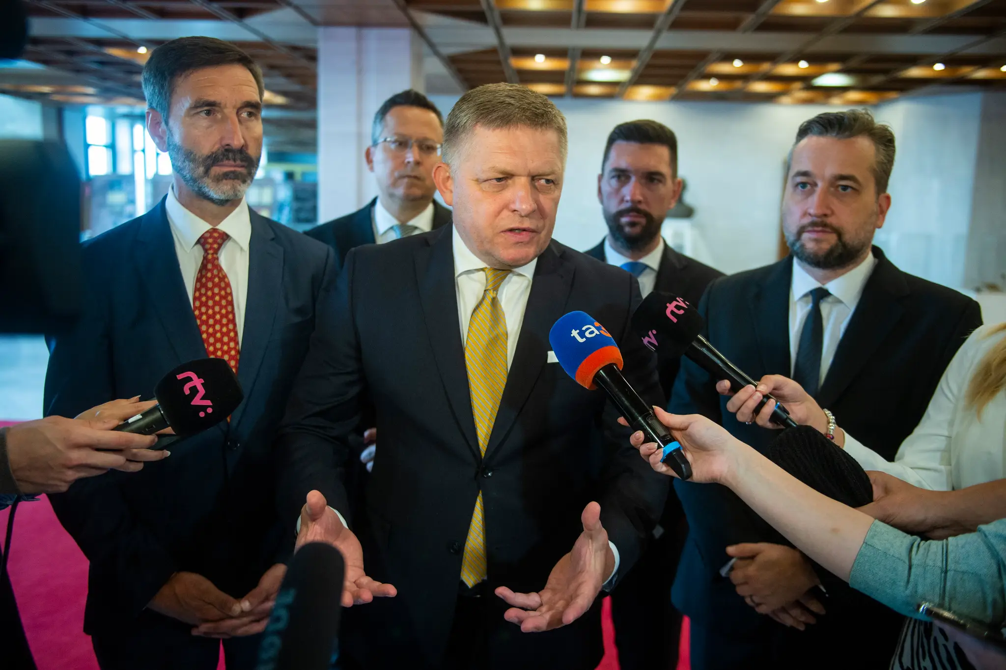 Robert Fico a poslanci za Smer