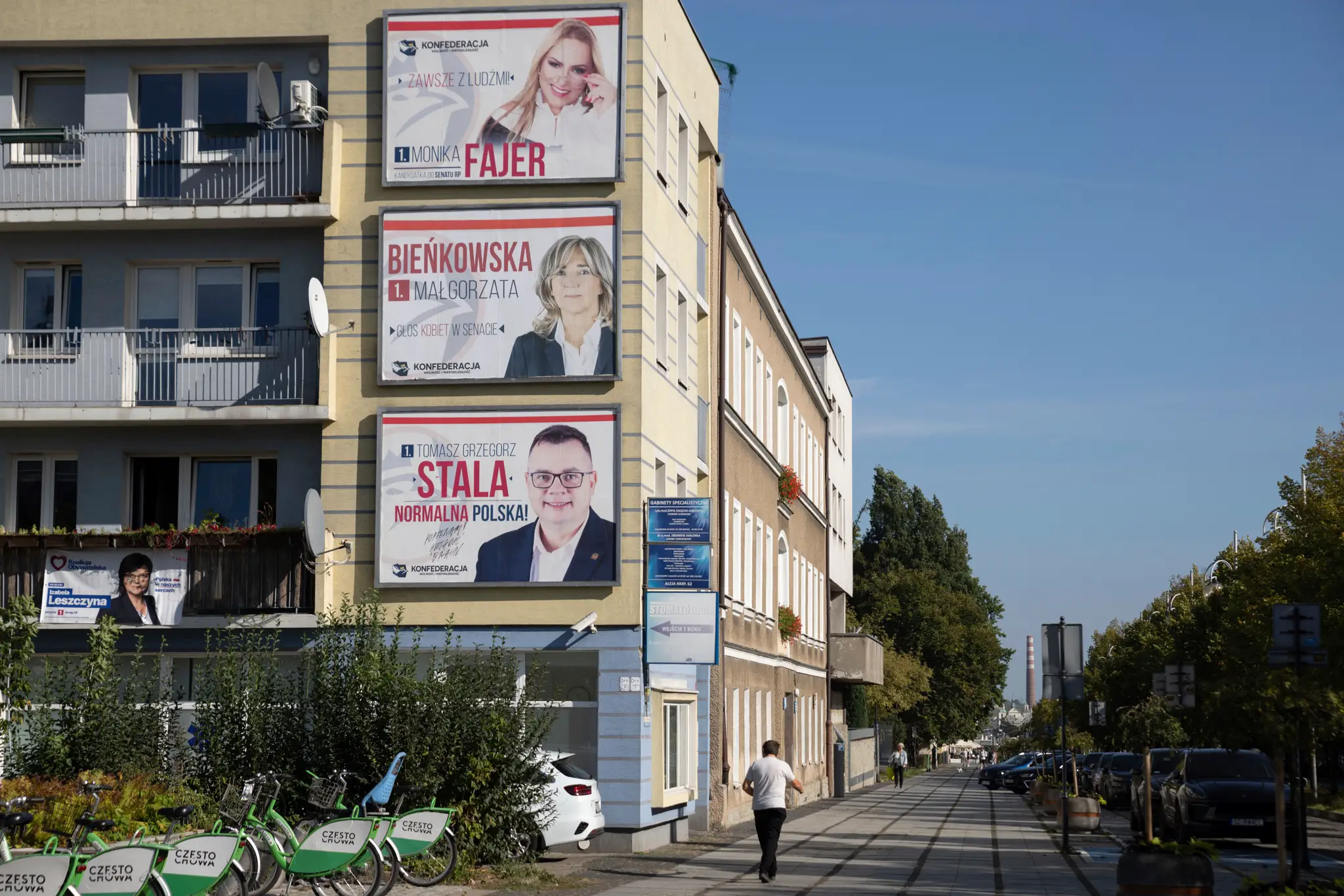 Predvolebné bilbordy na budove v meste Čenstochová na juhu Poľska.