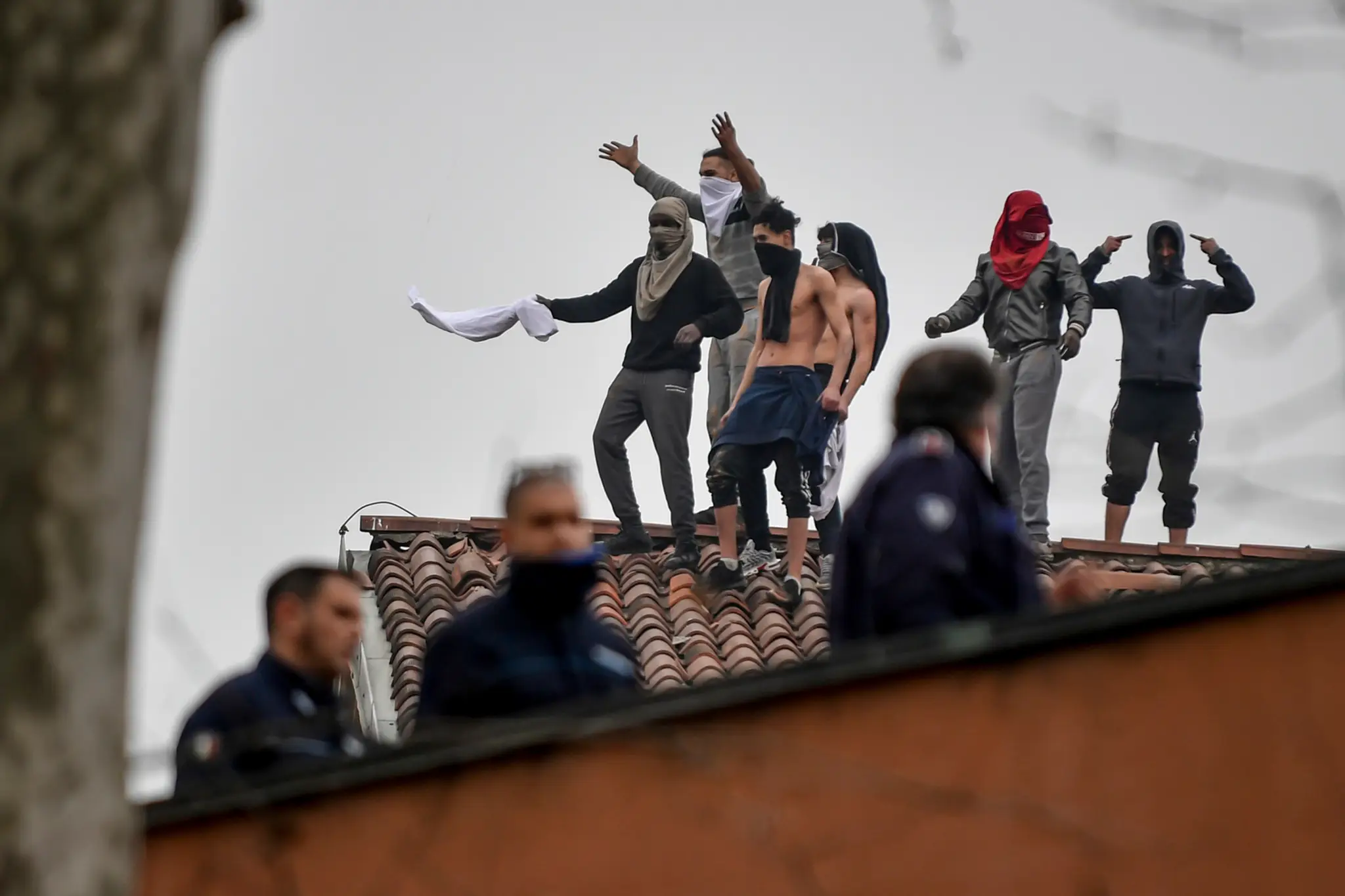 Väzni z nápravného zariadenia San Vittore v Miláne protestujú proti opatreniam zavedeným proti šíereniu koronavírusu.