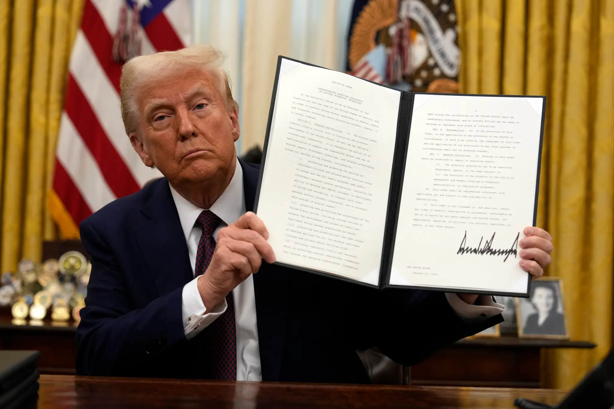 Americký prezident Donald Trump podpísal výkonné nariadenie vzťahujúce sa na kryptomenu v Oválnej pracovni.