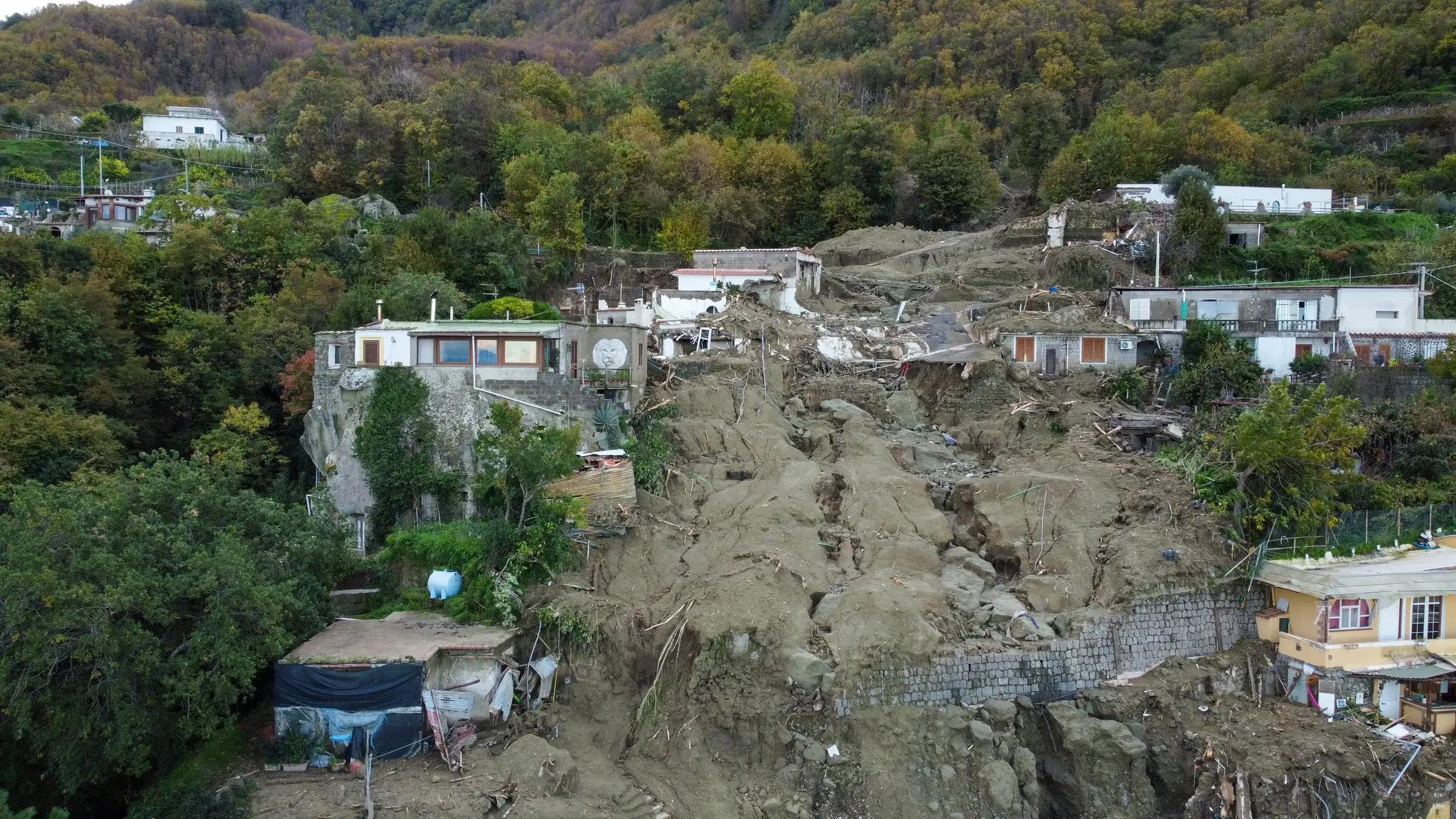 Pohľad na zničené domy po silných dažďoch a zosuvoch pôdy v meste Casamicciola na talianskom ostrove Ischia