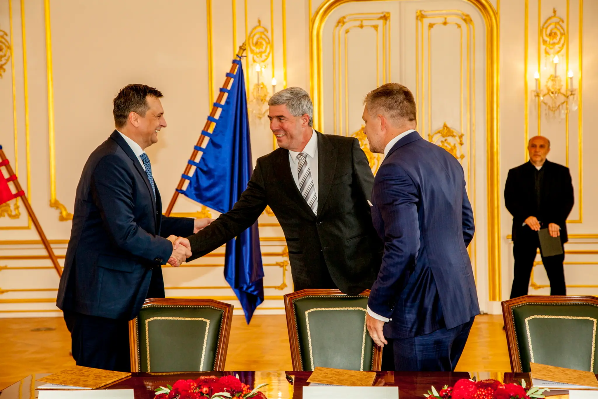 Vznik novej trojkoalície potvrdili podaním rúk predsedovia strána SNS, Most-Híd a Smer-SD Andrej Danko, Béla Bugár a Robert Fico