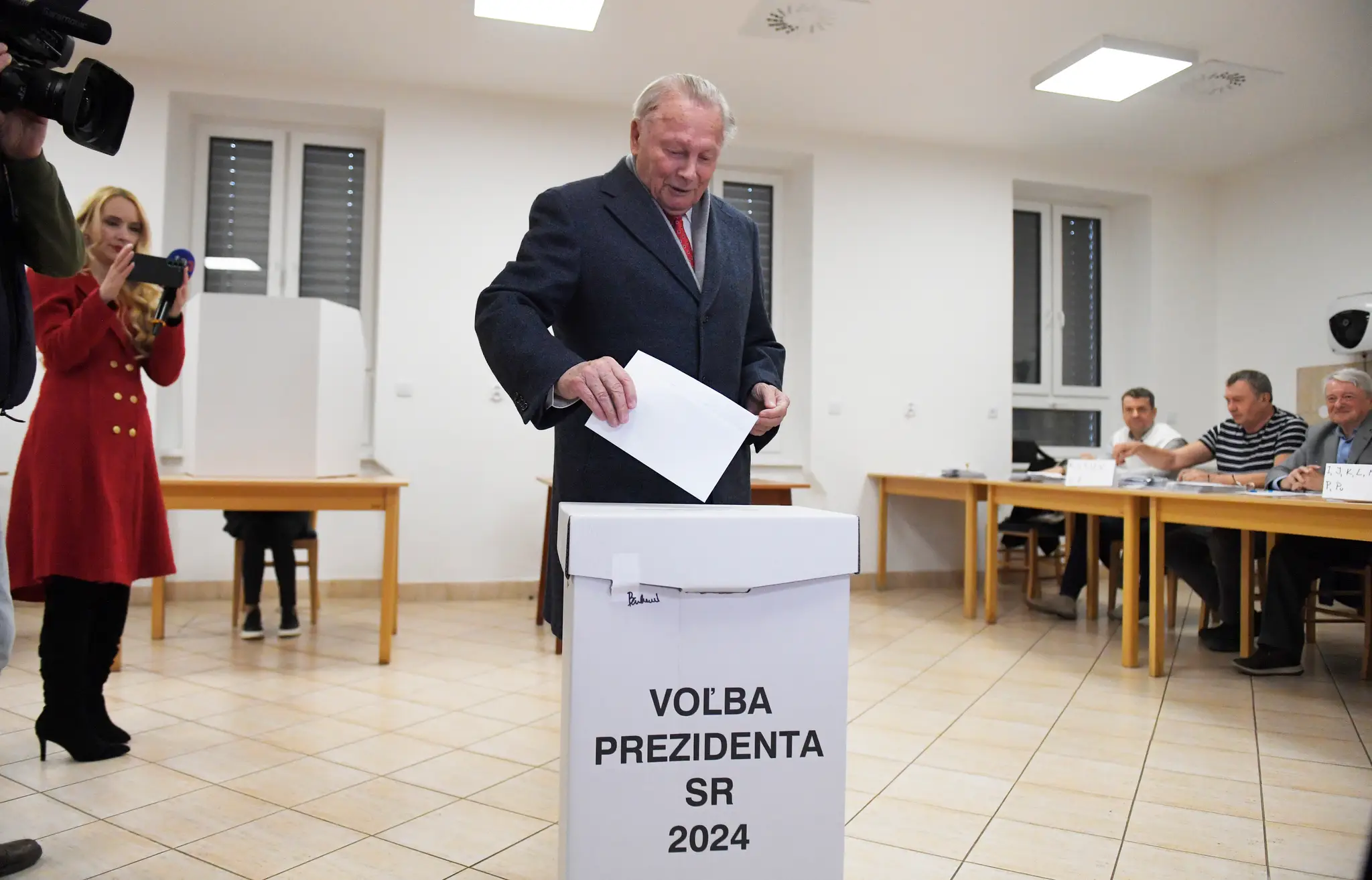 Bývalý prezident SR Rudolf Schuster vhadzuje obálku s hlasovacím lístkom do volebnej schránky v Košiciach.