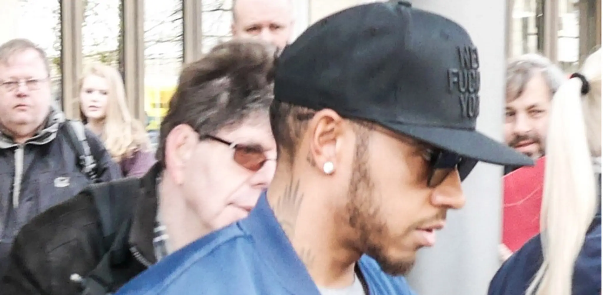 Lewis Hamilton nasadal do auta s českou modelkou.