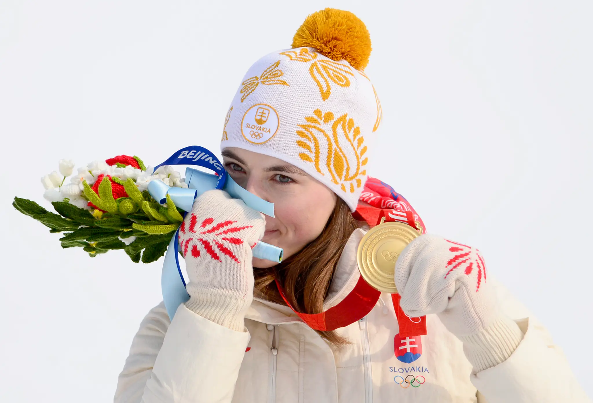 Petra Vlhová pózuje na pódiu so zlatou medailou za slalom na ZOH 2022.