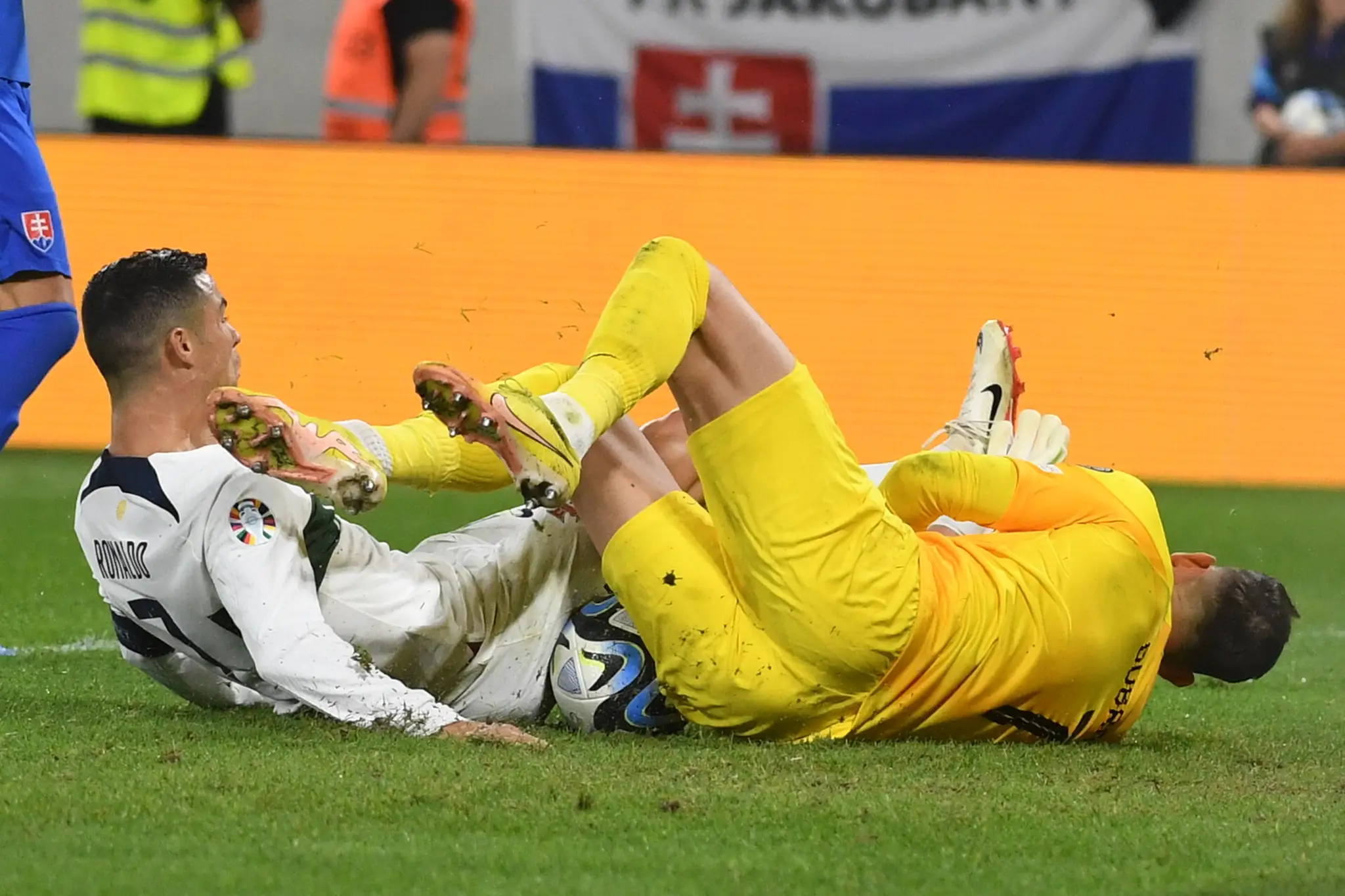 Na snímke sprava brankár Slovenska Martin Dúbravka a hráč Portugalska Cristiano Ronaldo.