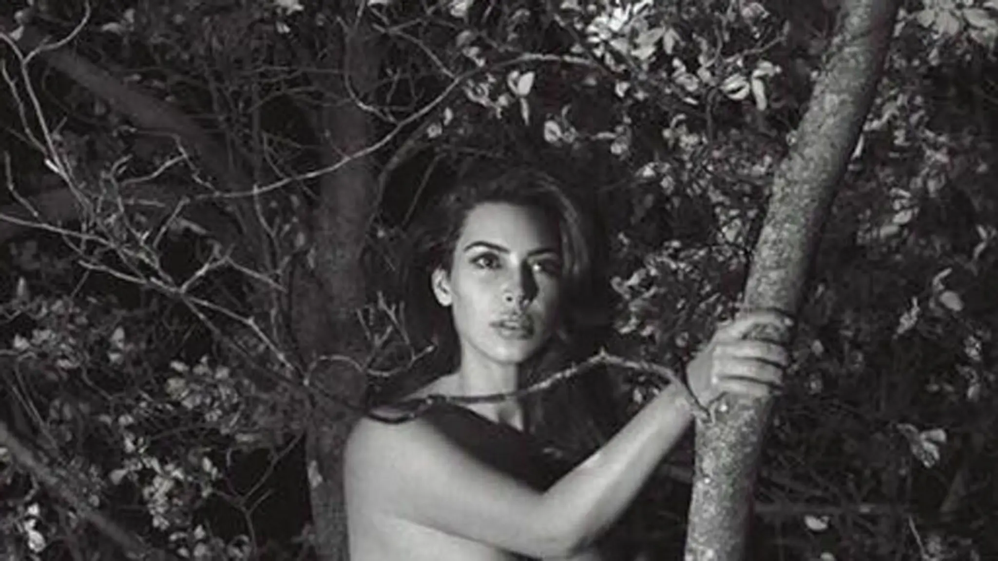 Nahá Kim Kardashian na strome