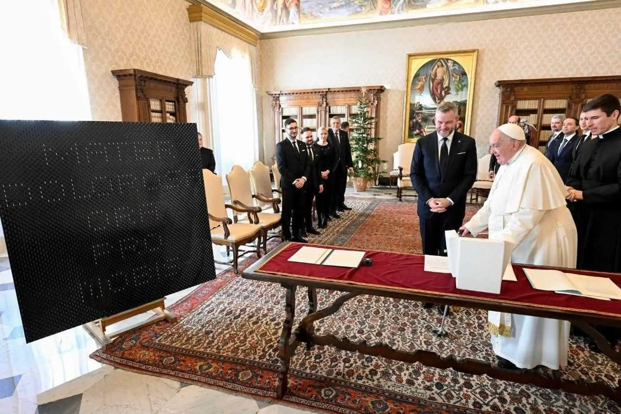 Prezident s pápežom si vymieňajú dary
