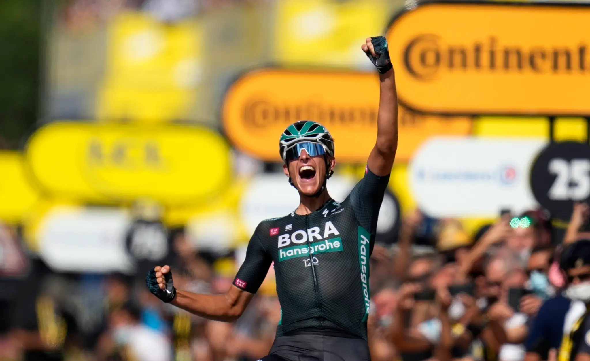 Víťazné gesto Nilsa Politta v cieli 12. etapy Tour de France..jpg
