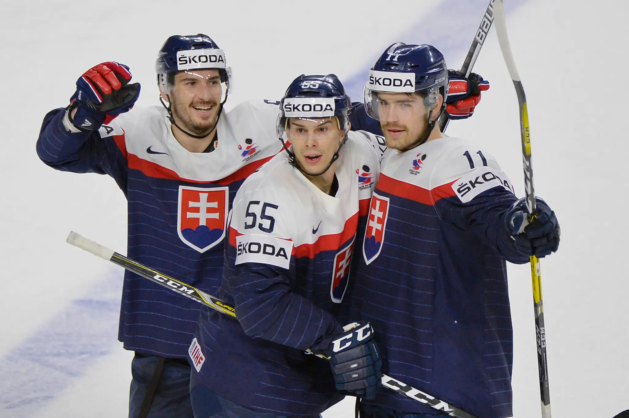 Na snímke hráči Slovenska sprava Peter Čerešňák, Mário Bližňák a  Dávid Skokan oslavujú víťazstvo.