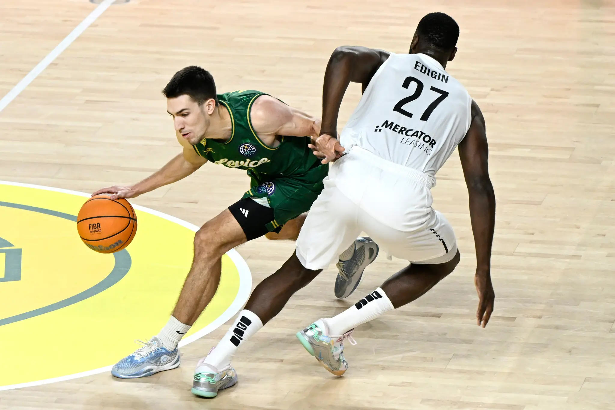 Na snímke vľavo Novak Musič (Levice) a vpravo Eddy Edigin (Würzburg).